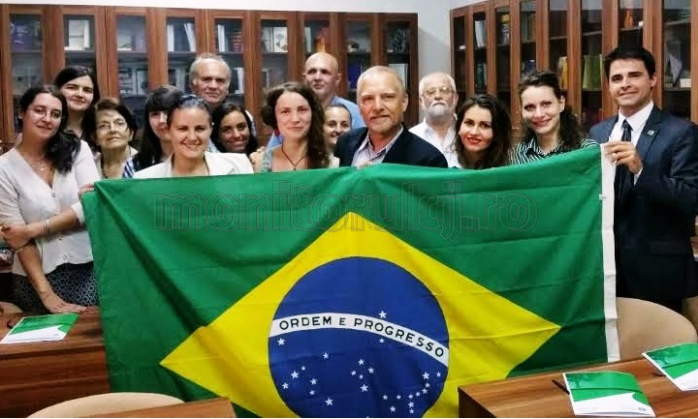 Echipa Casa do Brasil (Virgil Mihaiu, în centru) alături de absolvenţi ai cursurilor de limba portugheză-braziliană şi de vice-consulul ambasadei Braziliei la Bucureşti, Zauder de Castro. FOTO Arhivă personală